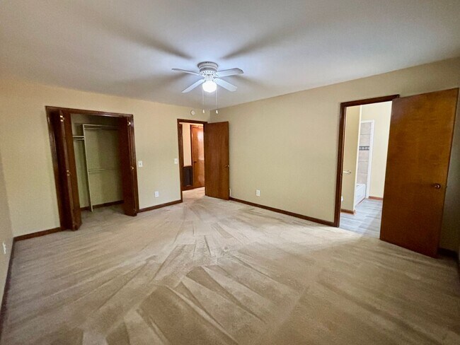 Building Photo - 2021 N Oak Dr