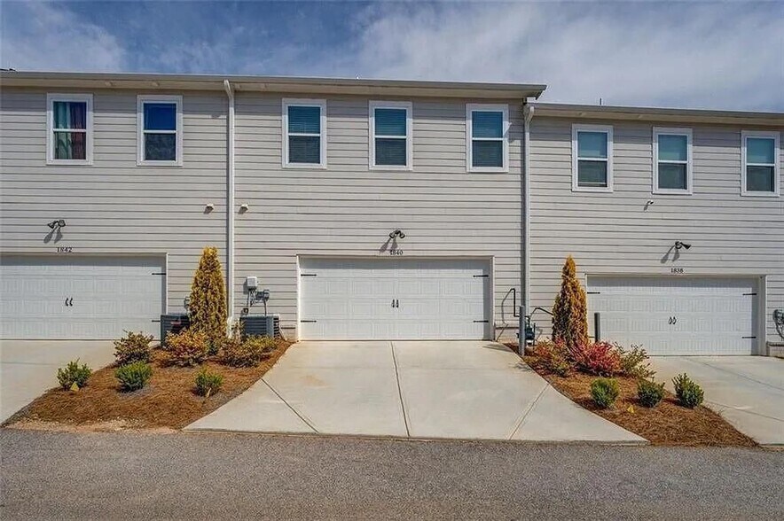 Building Photo - 1840 Eastmore Ave