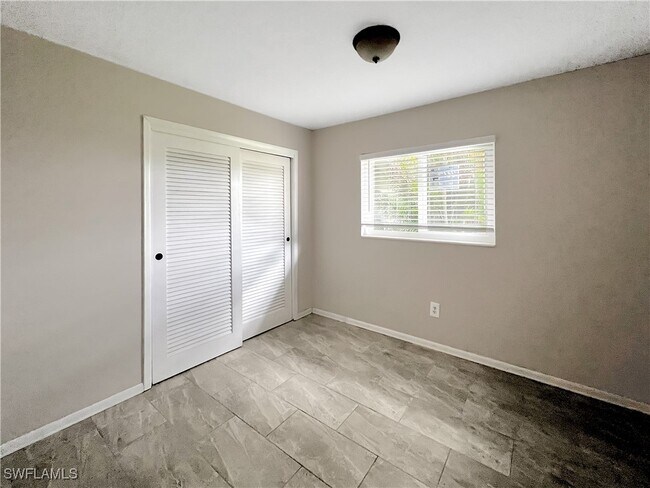 Building Photo - 2210 Parkview Dr