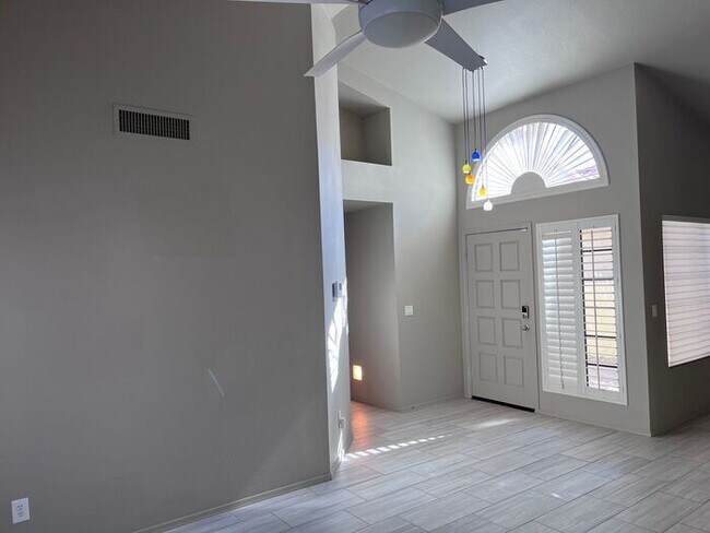 Building Photo - Adorable light and bright! 3Bedroom/2Bath ...