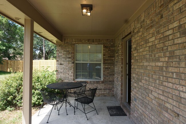 Building Photo - 3 Bedroom 2 Bathroom Home With Garage in M...