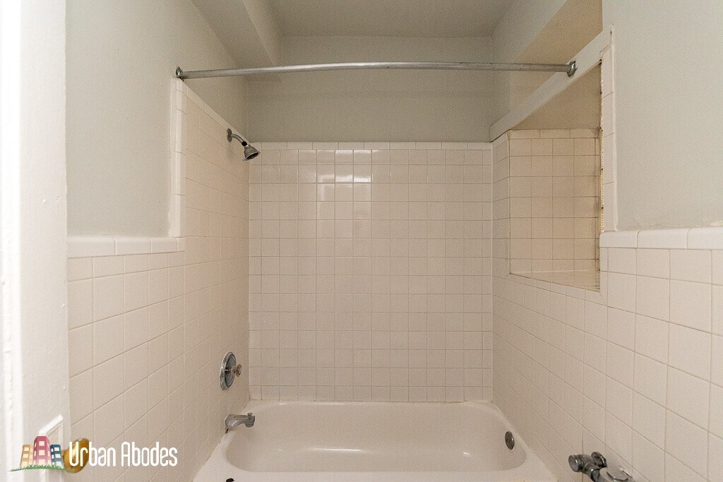 Building Photo - 533 W Roscoe St