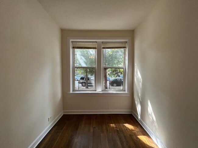 Building Photo - 2554 W Eastwood Ave