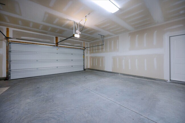 Building Photo - Brand New and Move-in Ready!