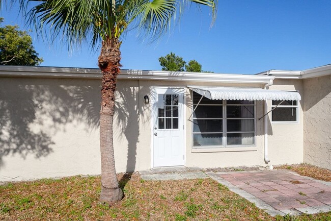 Building Photo - Spacious 3/2/1 in Port Richey