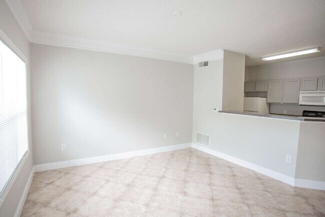 Building Photo - Gorgeous Condo near beaches, shopping and highways