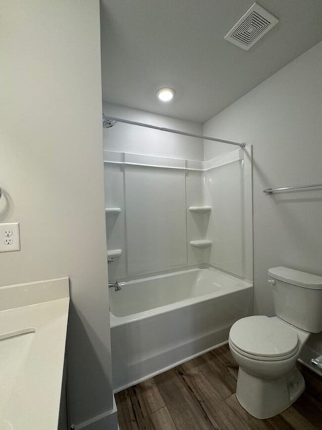 Building Photo - Gorgeous 3 Bedrooms-2.5 Baths - Prime Loca...