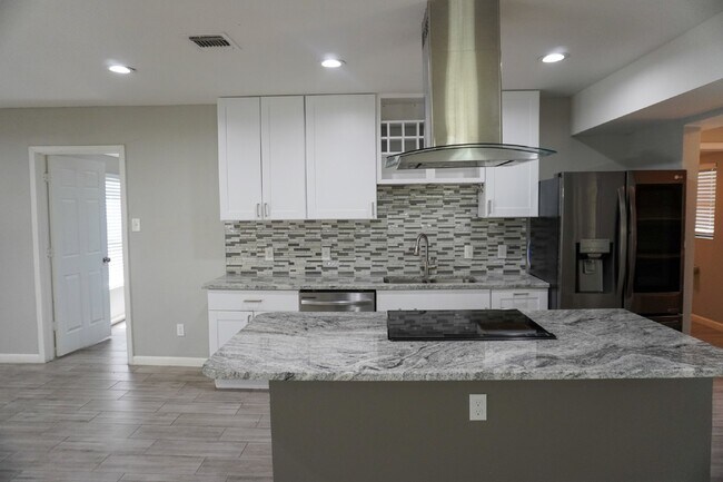 Building Photo - Charming Fully Updated 1930's Cottage in J...