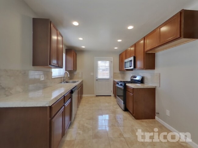 Building Photo - 1126 W Ovington St