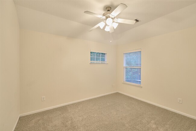 Building Photo - 12515 Lakeshore Dr