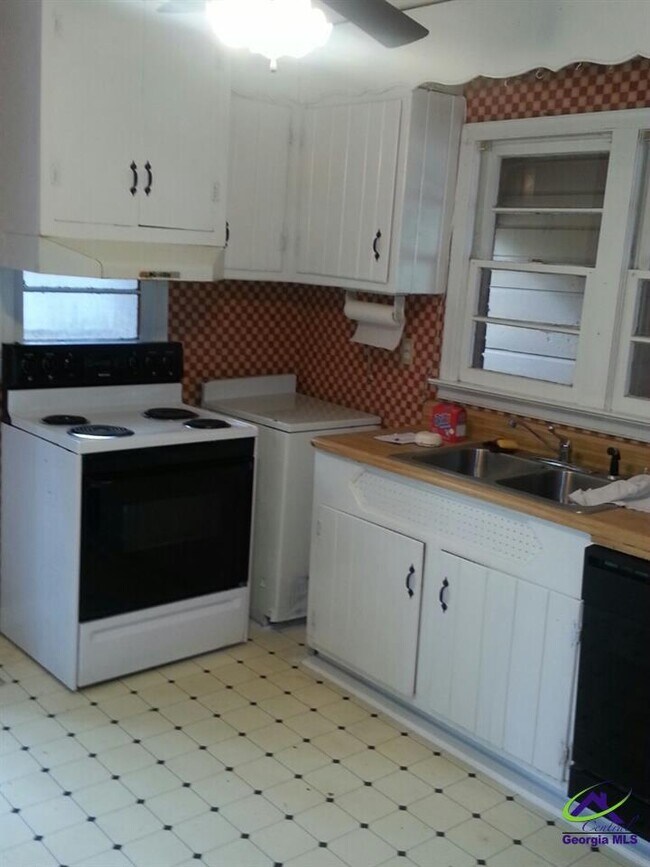 Building Photo - 323 Bernard Dr