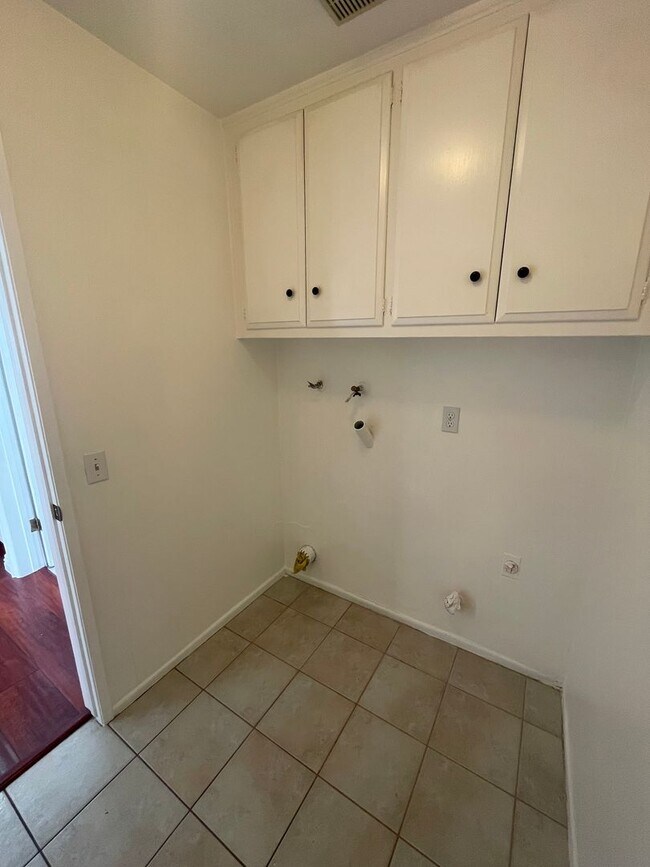 Building Photo - Beautiful 3 Bedroom, 2 Bathroom House w/ a Pool For Rent in Mission Viejo!