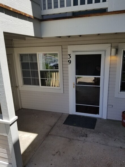 Ground floor unit with storage closet - 1225 W Prospect Rd