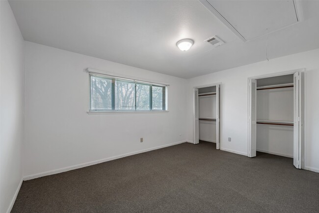 Building Photo - 1915 Mustang Springs Dr