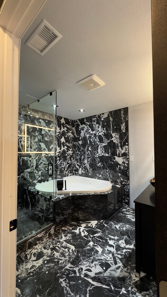 Building Photo - 6552 N Augusta St