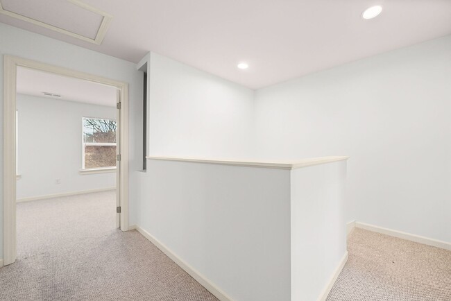 Building Photo - Spacious Rental Minutes from Downtown Nashville!