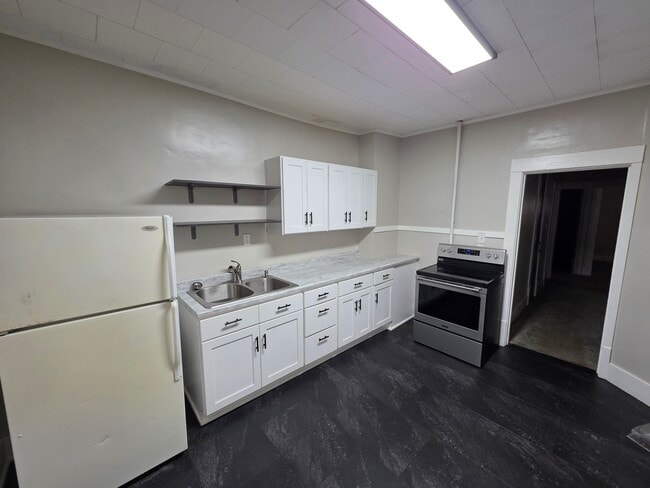 Building Photo - 434 6th Ave S