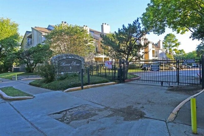 Building Photo - 10855 Meadowglen Ln