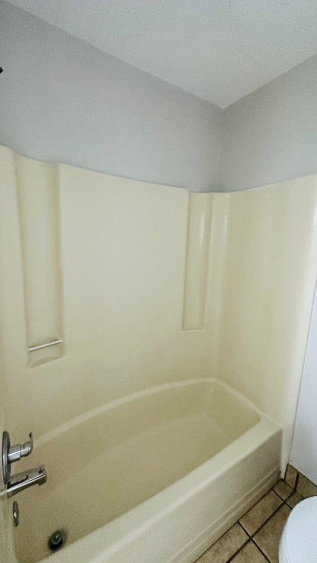 Building Photo - 3 BEDROOM END UNIT TOWNHOUSE FOR RENT IN V...