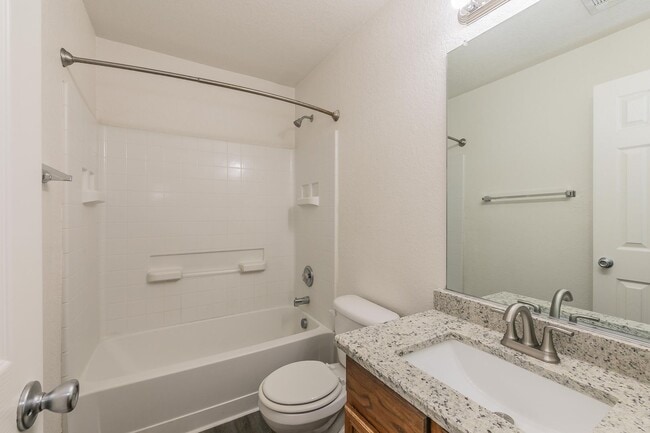 Building Photo - Newly Remolded in Lakewood-walking distance to the lake