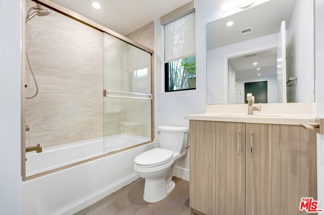 Building Photo - 5955 Saturn St