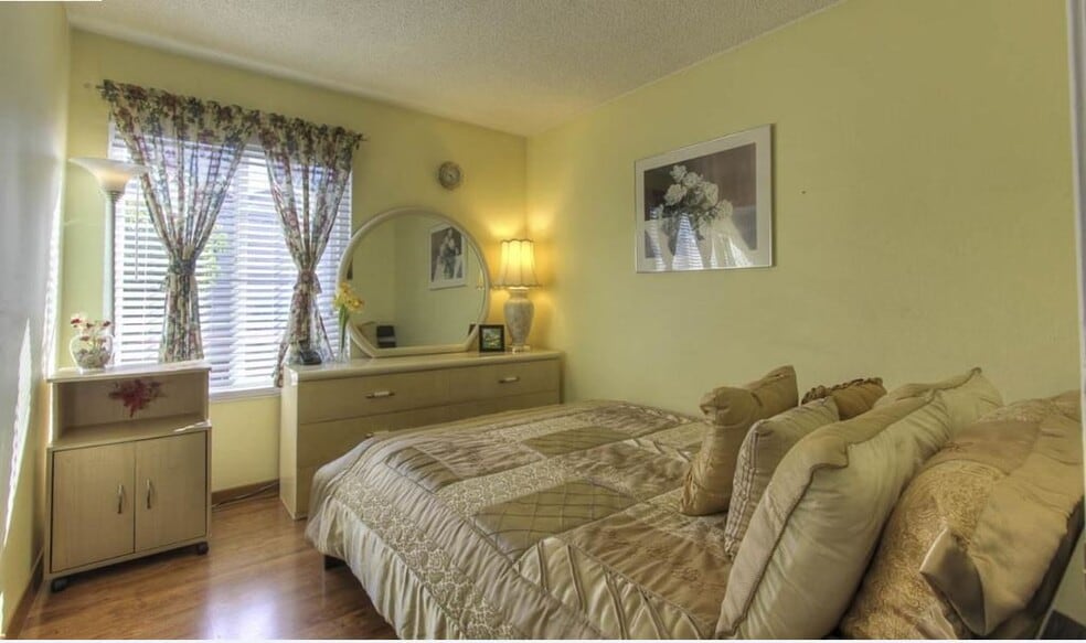 Building Photo - 3900 Lake Mead Dr