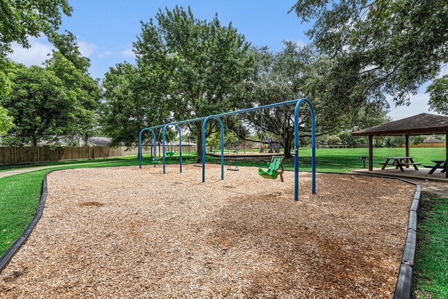 Building Photo - 602 Crestwood Dr