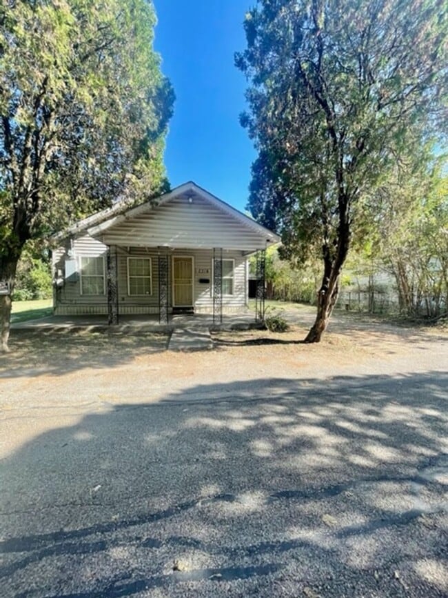 Building Photo - 2314 Mistletoe St