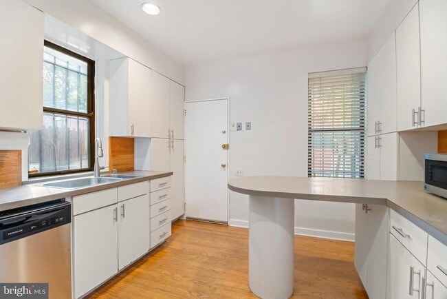Building Photo - 1522 Swann St NW