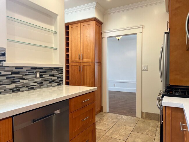 Building Photo - Charming Outer Sunset 2 BDRM WITH SUNROOM Home Just Steps from Ocean Beach!