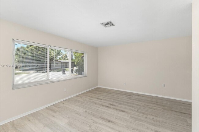 Building Photo - 911 NE 17th Ct