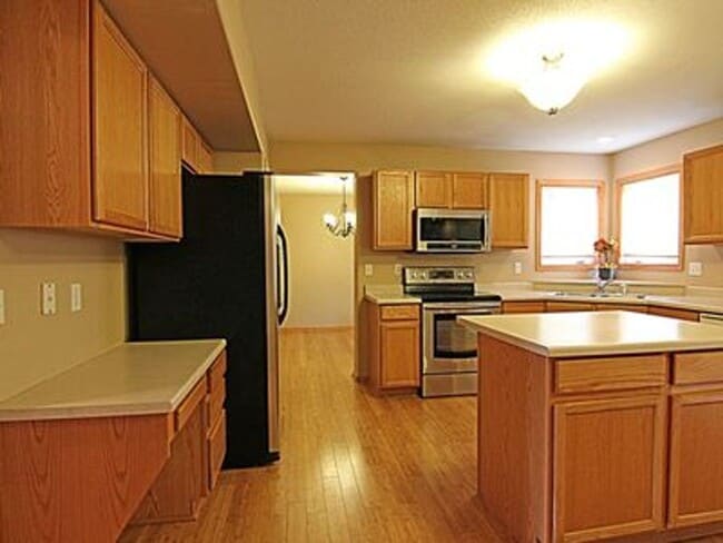 Building Photo - Great NE location -  4 bedroom 2.5 bath with attached 2 stall garage. Close to shopping & restaur...