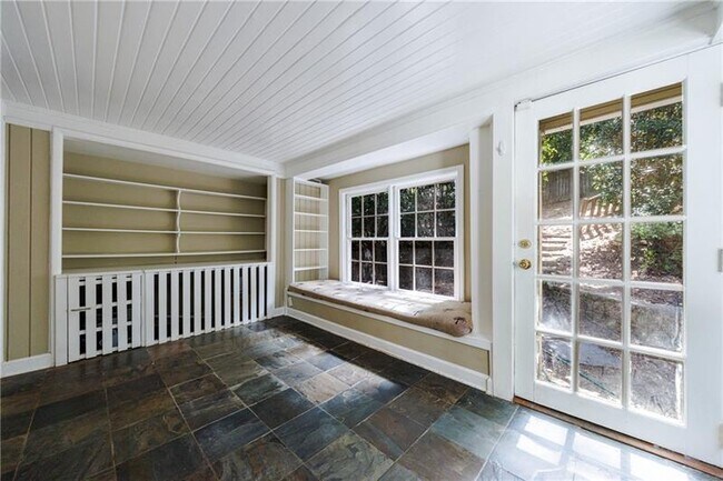 Building Photo - 2311 Pembrook Pl NE