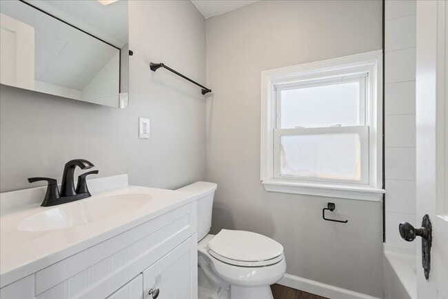 Building Photo - 3 Bedroom, 1 Bathroom Rental in Avalon