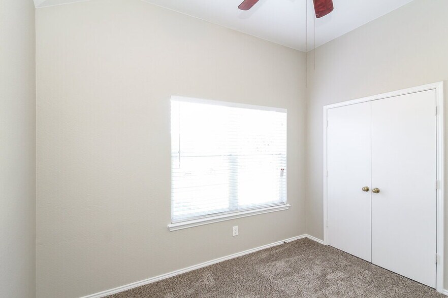 Building Photo - 709 Gillon Dr