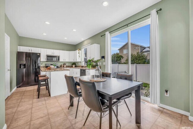 Building Photo - Large 4 Bedroom 3 Bathroom home!