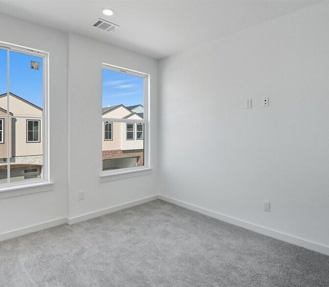 Building Photo - 2921 El Fenice Ln