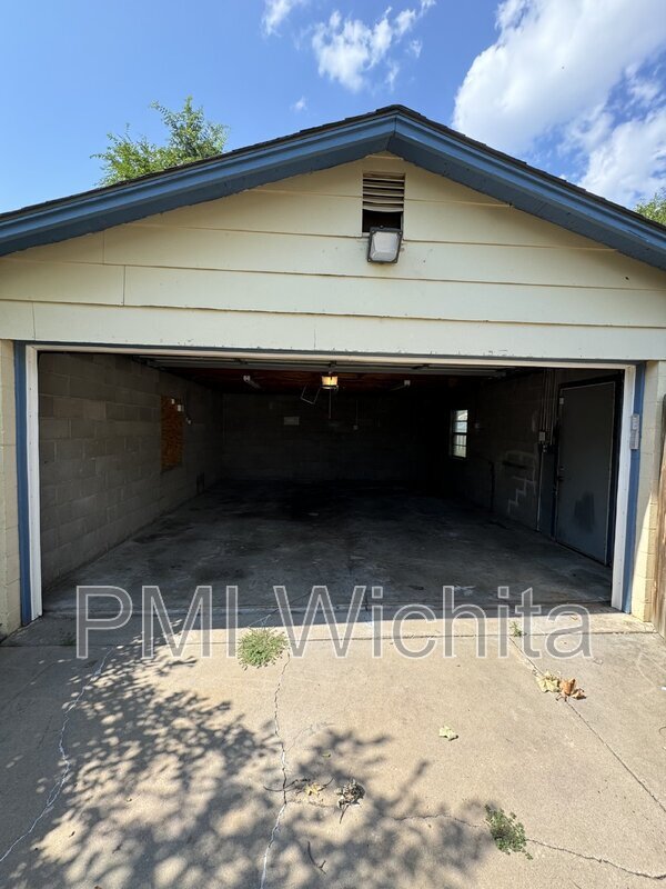 Building Photo - 2322 W 29th St S