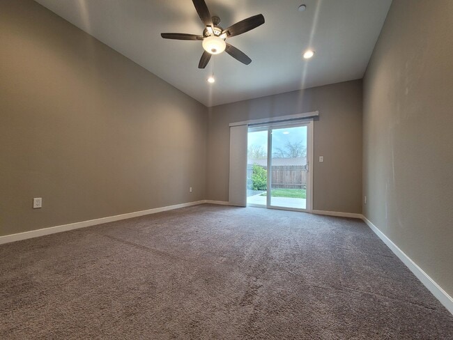 Building Photo - 1353 Molly Ave