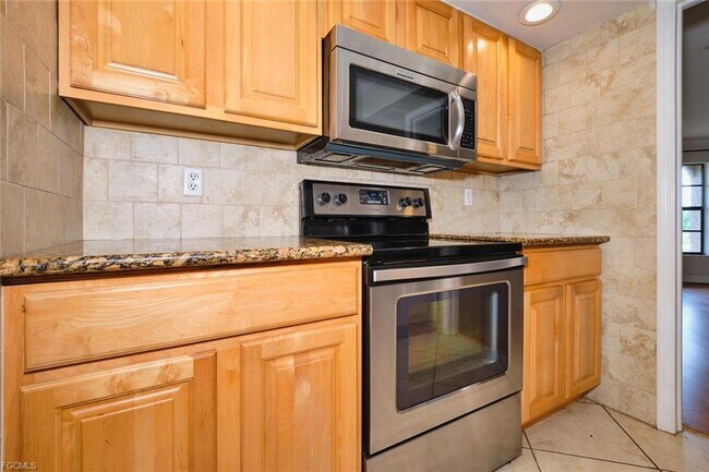 Building Photo - 2614 SE 12th Pl