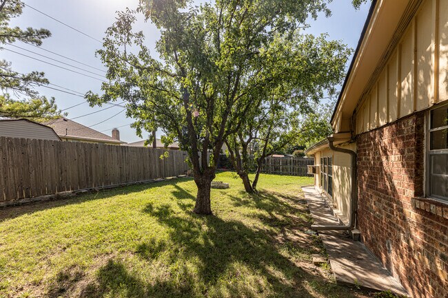 Building Photo - 4708 NW Cheryl Blvd