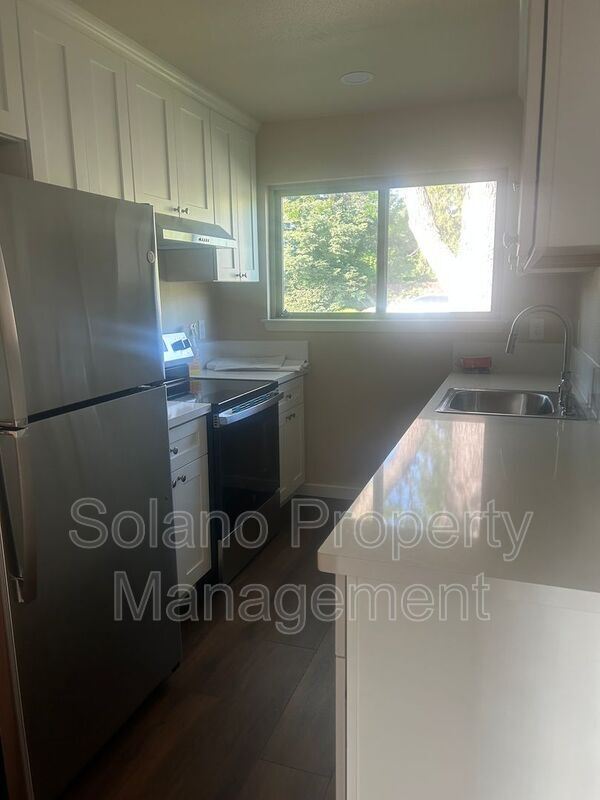 Building Photo - 415 4th St
