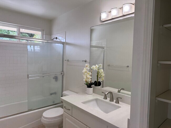 Building Photo - 1518 Thurston Ave