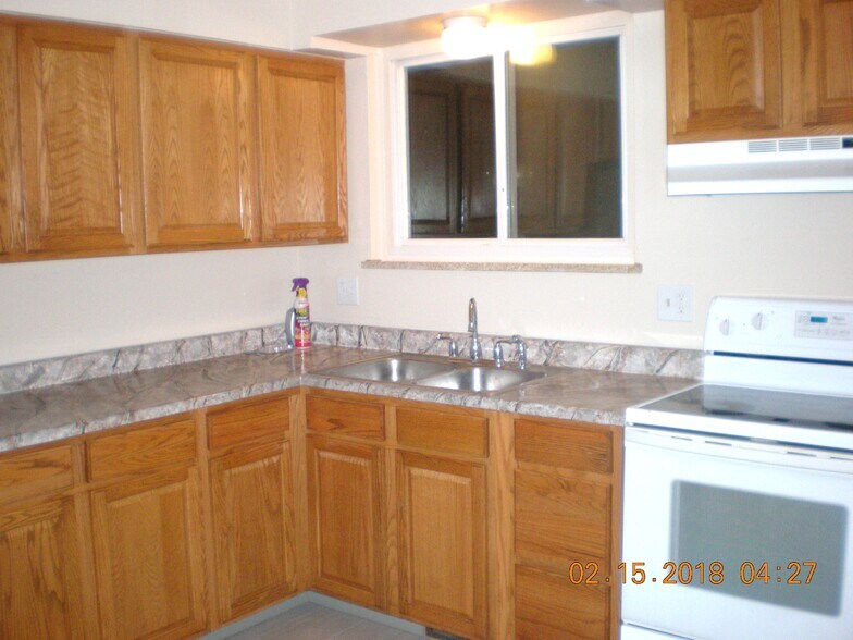 Eat in kitchen with new floor tile and paint - 1160 Clinton St