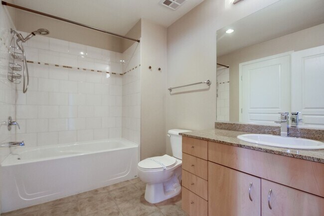 Building Photo - Modern 2 bed / 2 bath Condo in Little Ital...