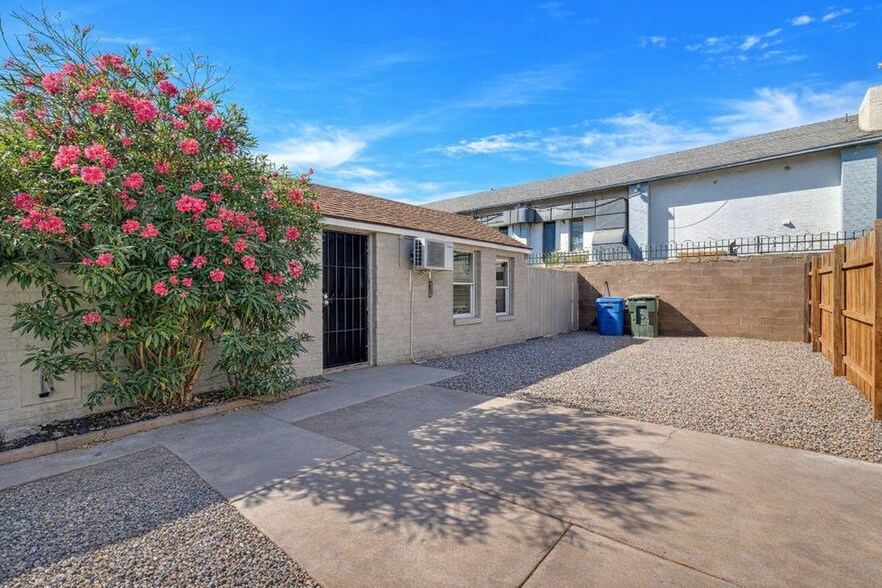 Building Photo - 1218 S 15th Dr