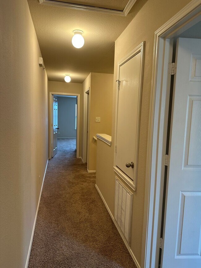 Building Photo - Townhouse available for IMMEDIATE move in