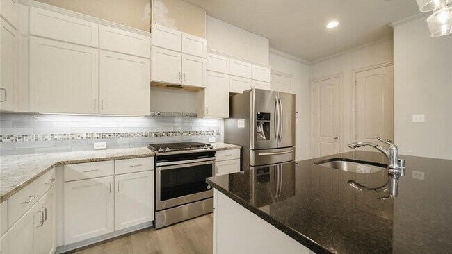 Building Photo - 2745 Troutt Dr