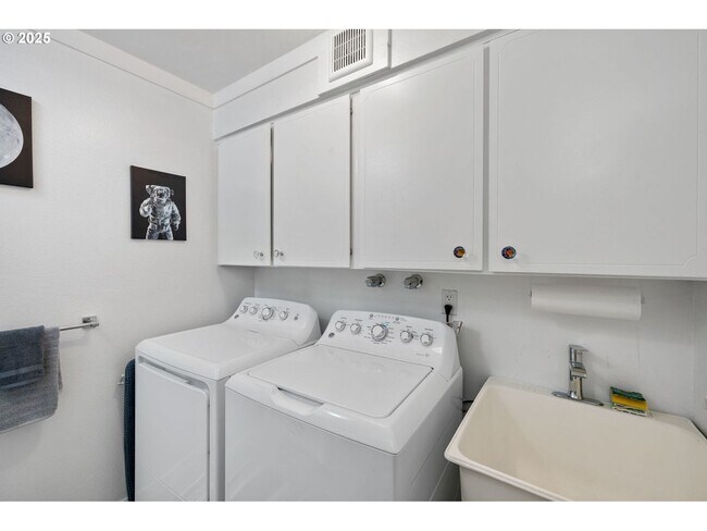 Building Photo - Bright and Open 1,638 SqFt Home Featuring Fireplace, Updated Kitchen & Scenic Outdoor Views ***Wa...