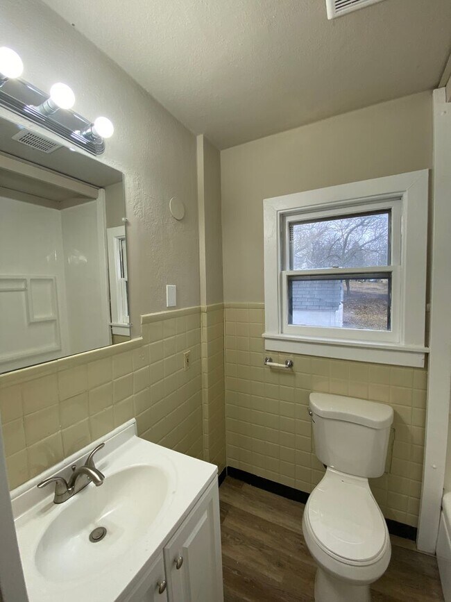 Building Photo - Cozy 2 Bedroom 1 Bath